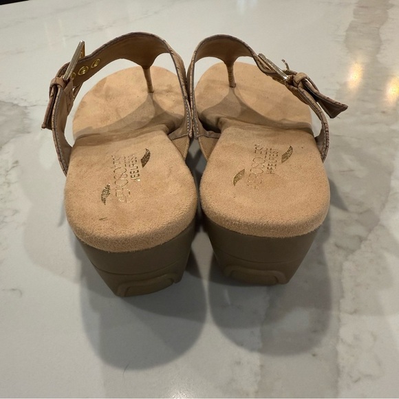 Aerosoles NWOT Heel Rest Work Flow Wedge Slip On Sandal Women’s 9 Beige Buckle - Picture 4 of 10